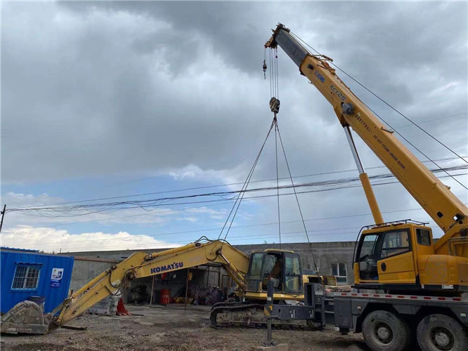 成都市25吨吊车的工作半径是多少？