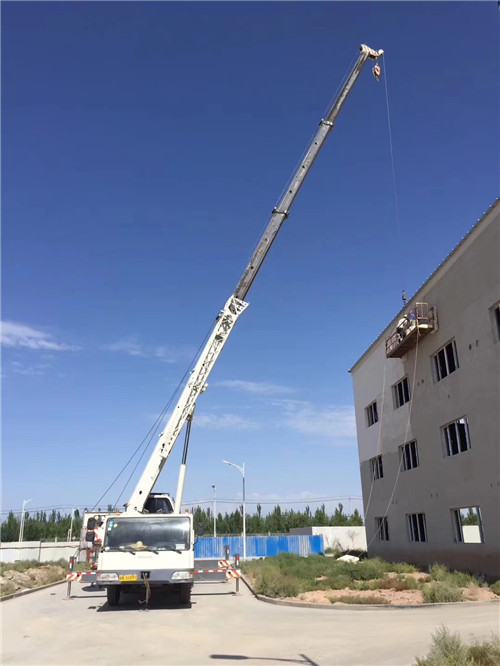 成都市“轻装强干”—— 吊车的 “轻量化臂架” 技术